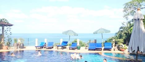 Outdoor pool, pool umbrellas, sun loungers