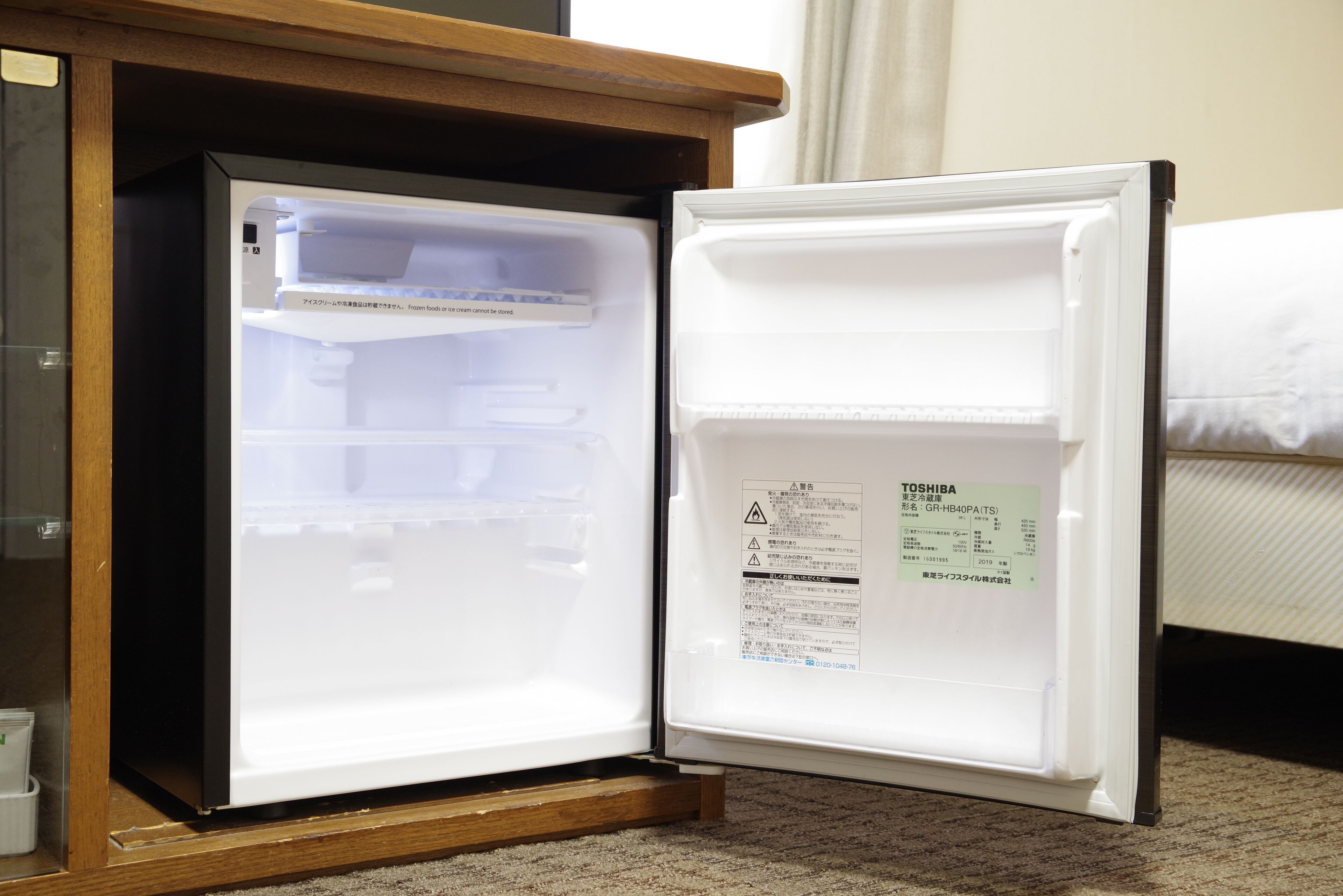 desk, blackout curtains, soundproofing, free wifi