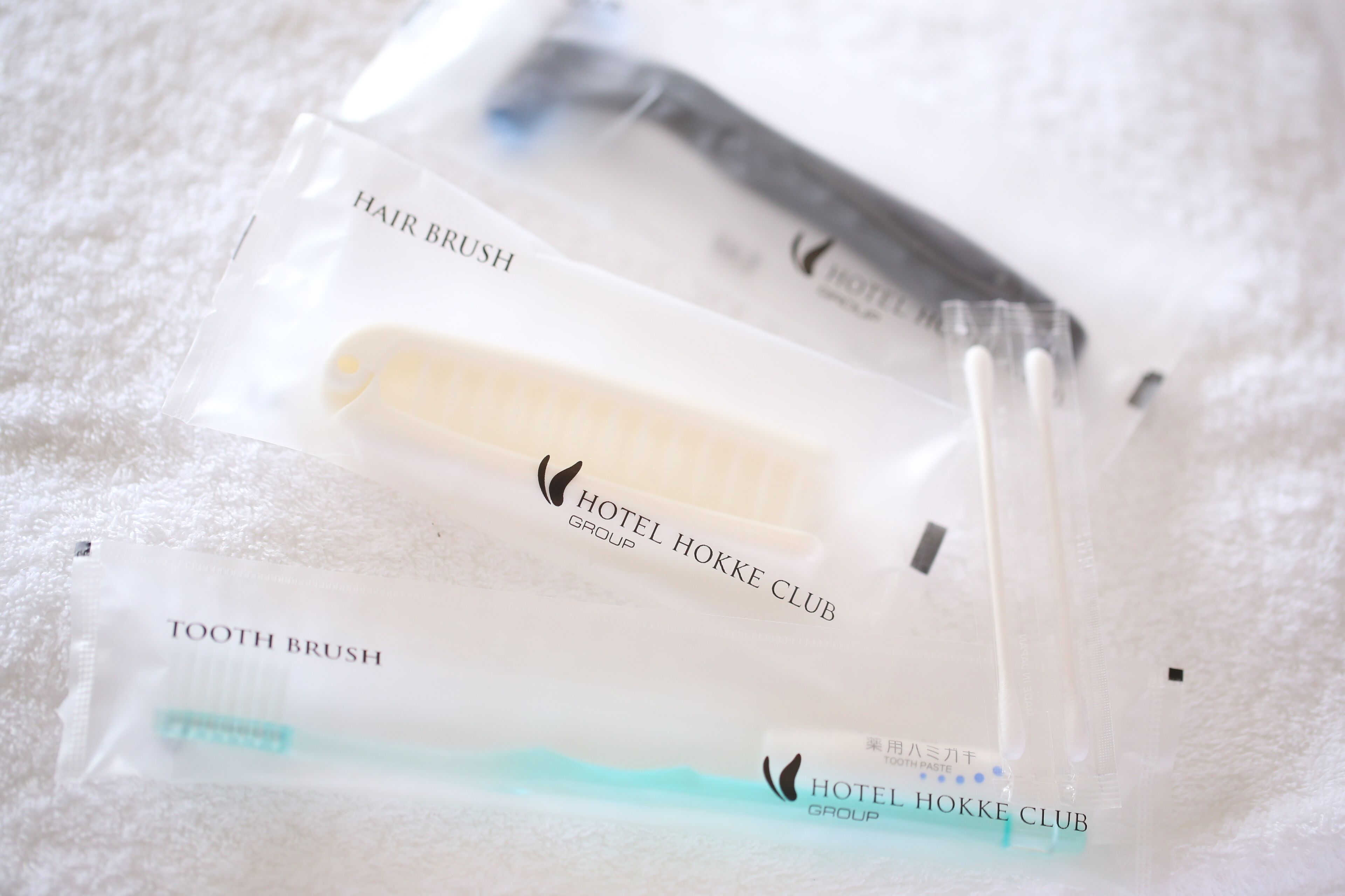 desk, blackout curtains, soundproofing, free wifi