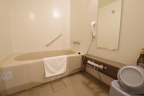 Deluxe-Dreibettzimmer | Badezimmer | Kostenlose Toilettenartikel, Haartrockner, Hausschuhe, Bidet