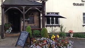 Un edificio tradicional con un cartel que dice "The Durant Arms 18th Century Country Inn".