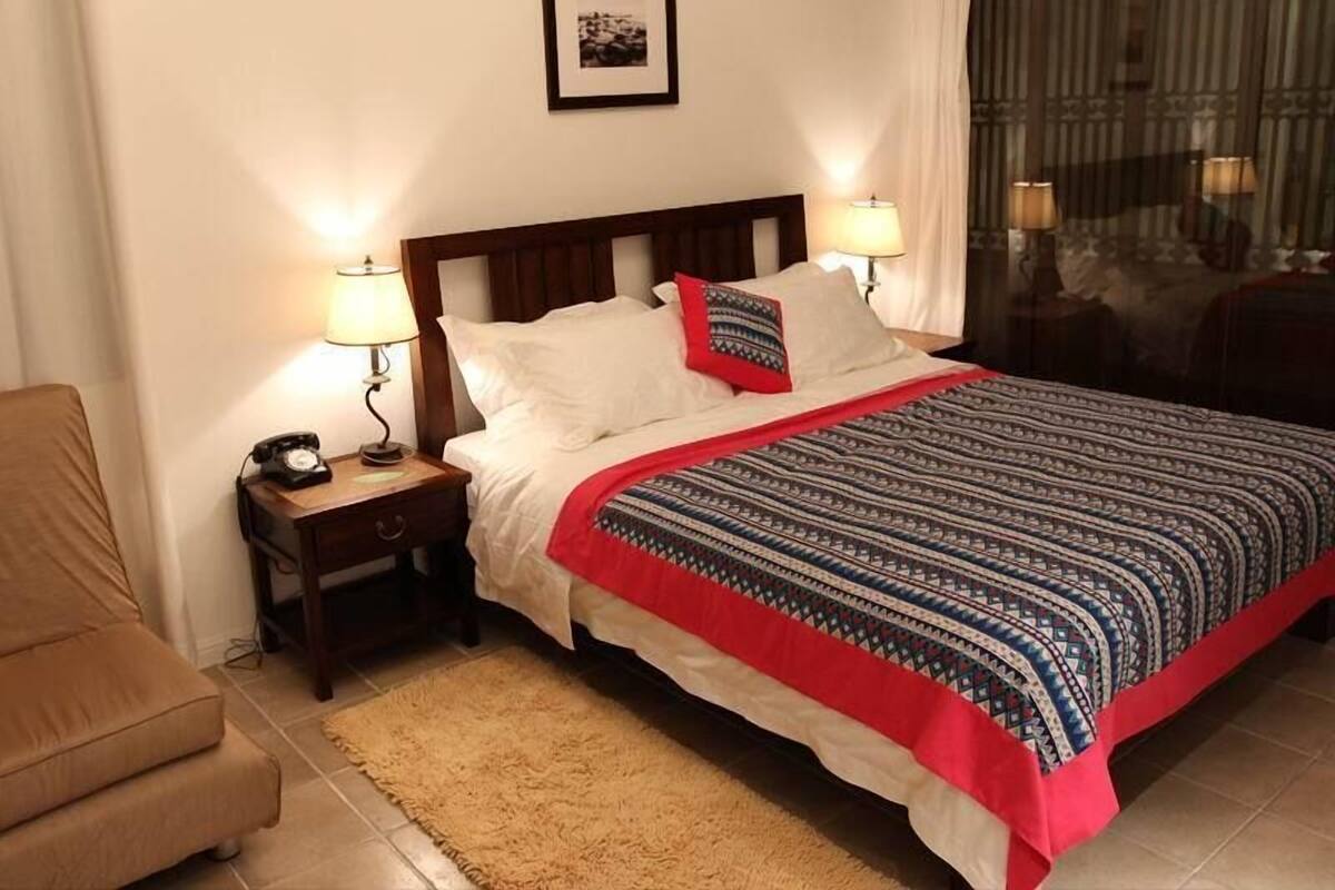 Standard Room, 1 King Bed | Premium bedding, minibar, in-room safe, desk