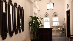 Lobby sitting area - Jingshan Garden Hotel, Beijing (Beijing)