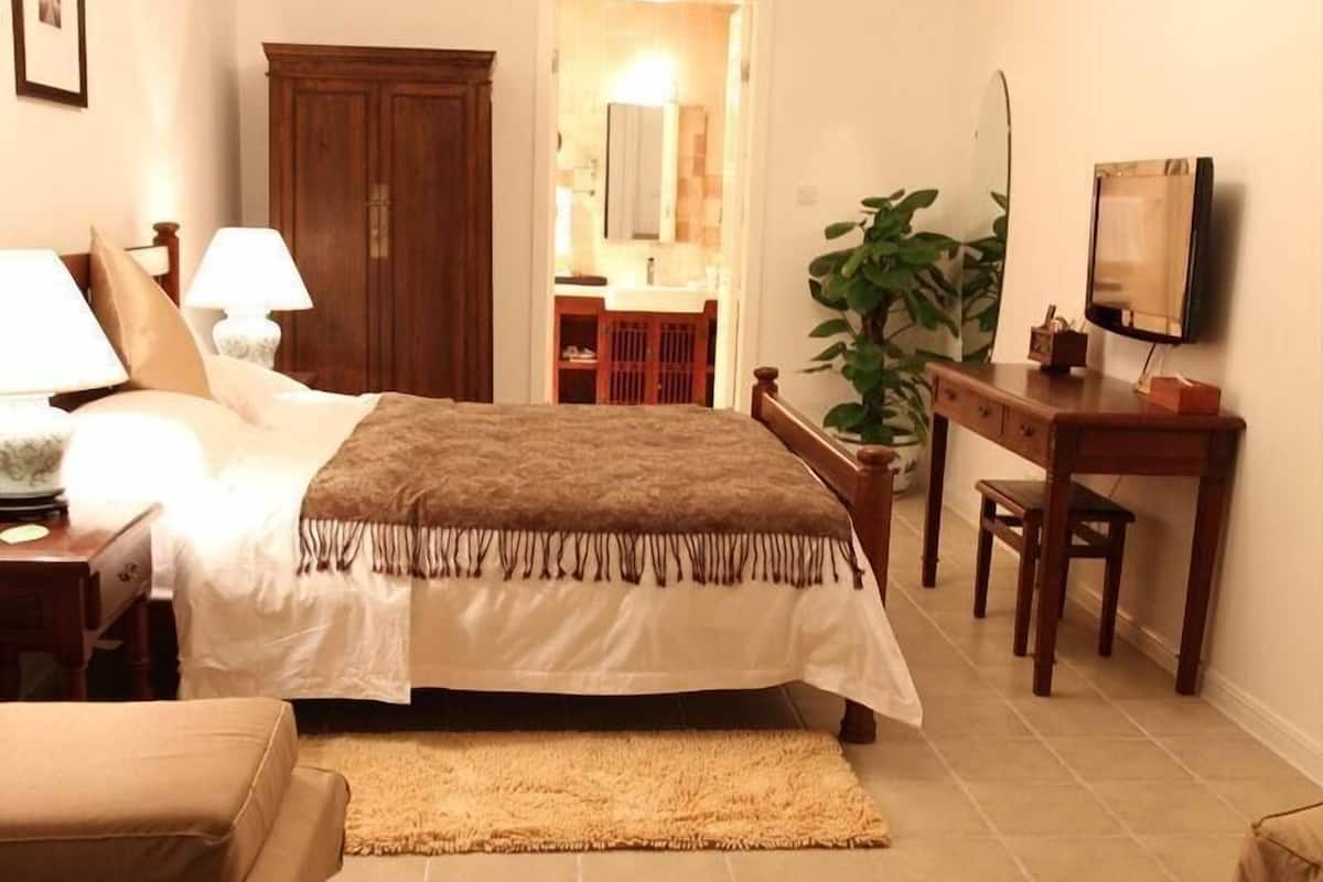 Camera doppia, sul cortile | Biancheria da letto di alta qualità, minibar, una cassaforte in camera