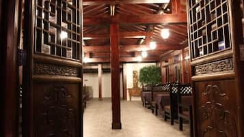 供應早餐、午餐和晚餐,露天餐廳