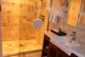 Douche, articles de toilette (gratuits), séchoir à cheveux, peignoirs
