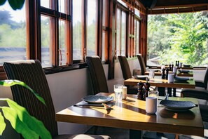 Se sirven desayunos, comidas y cenas con mesas al aire libre