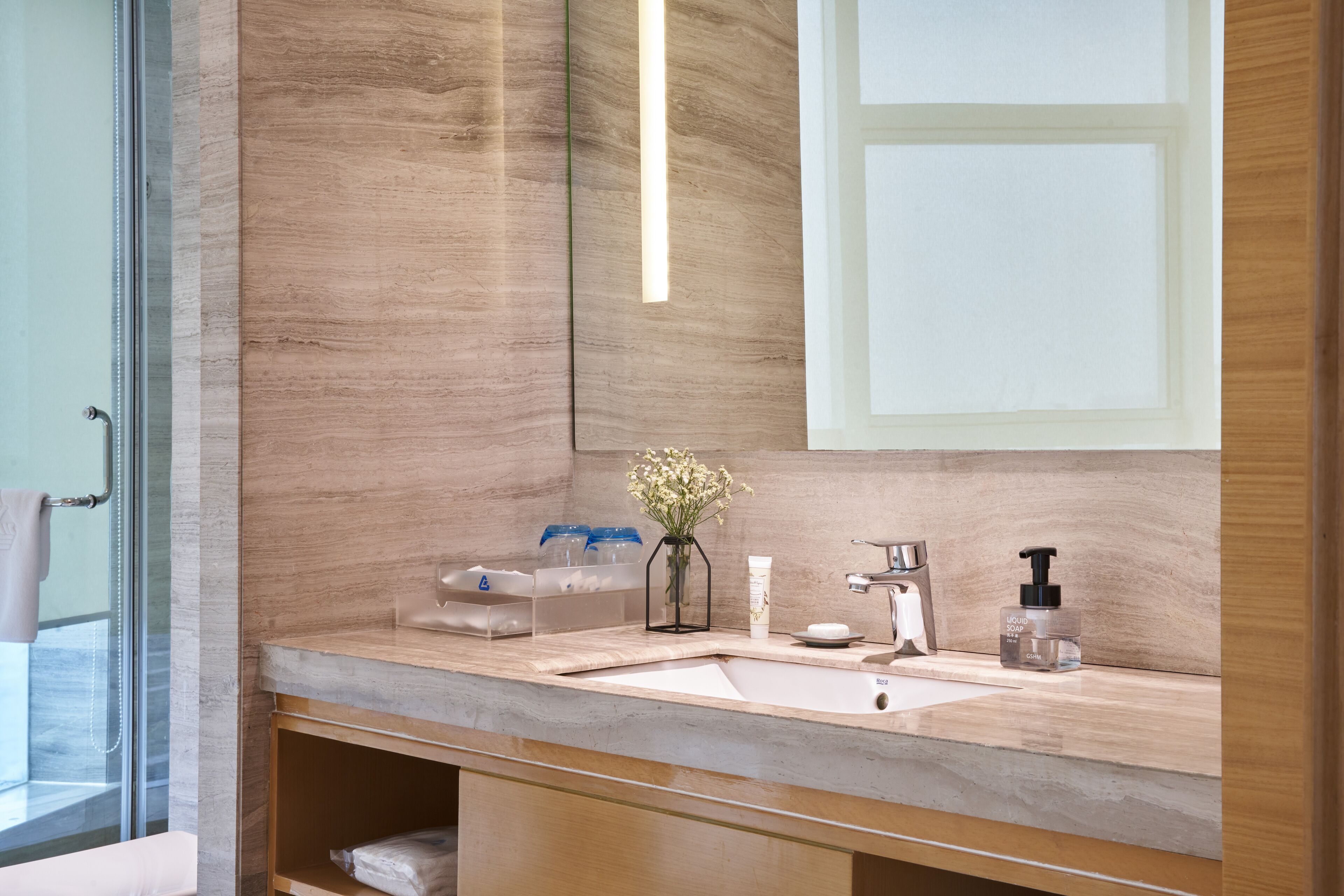 executive deluxe room | bathroom | free toiletries, hair dryer, bathrobes, slippers