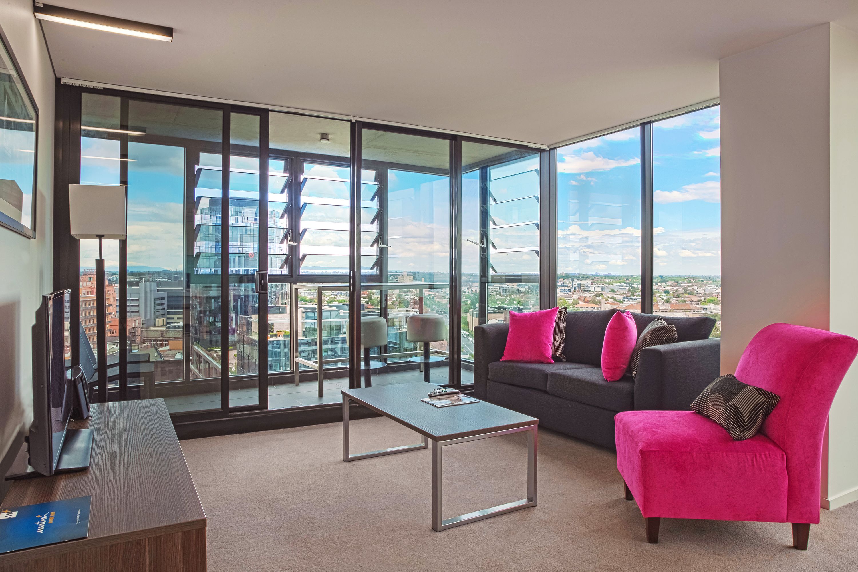 이그제큐티브 아파트, 침실 3개 | 거실 공간 | 케이블 채널 시청이 가능한 32인치 LCD TV, TV