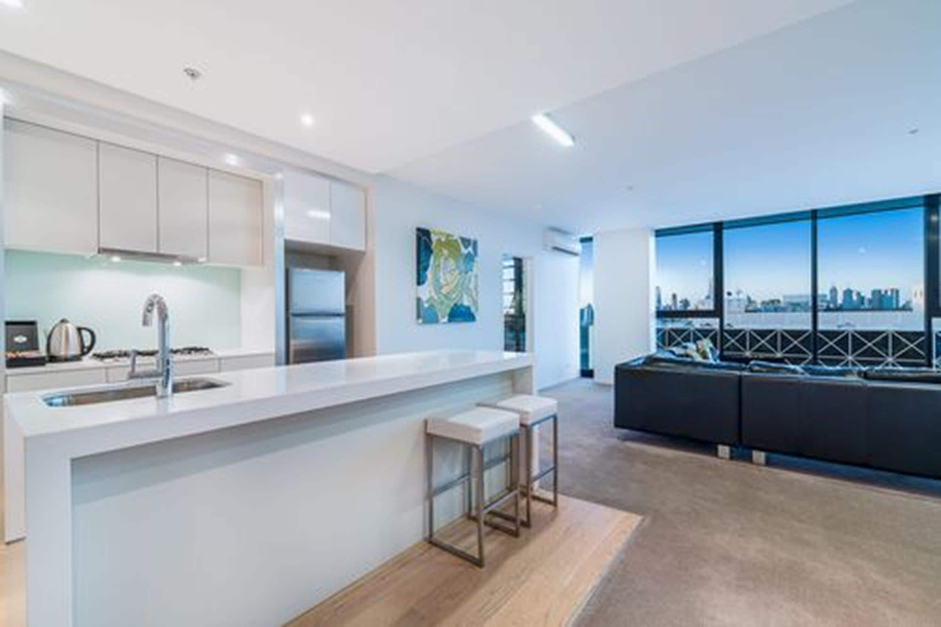 ピロートップベッド、ミニバー、デスク、ノートパソコン用作業スペース