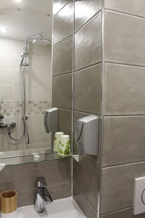 Ducha, artículos de higiene personal gratuitos y secador de pelo