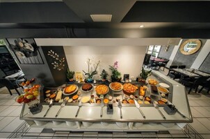 Se sirven desayunos, almuerzos, cenas y cocina francesa 