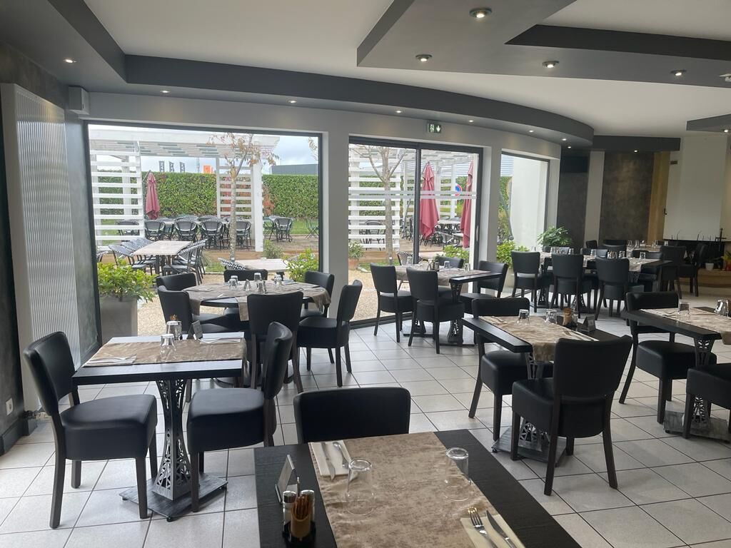 Serveert ontbijt, lunch, diner, Franse gerechten 