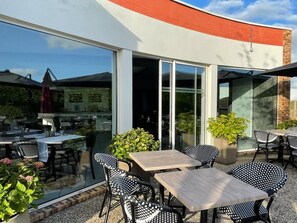 Terrace/patio - Brit Hotel La Bonne Etape (Evreux)
