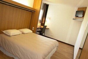 Deluxe Room, 1 Queen Bed | In-room safe, desk, blackout drapes, soundproofing