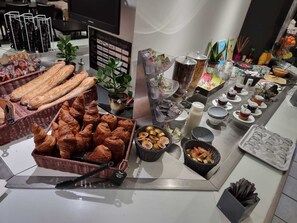 Se ofrece un desayuno bufé todos los días (por un coste adicional)