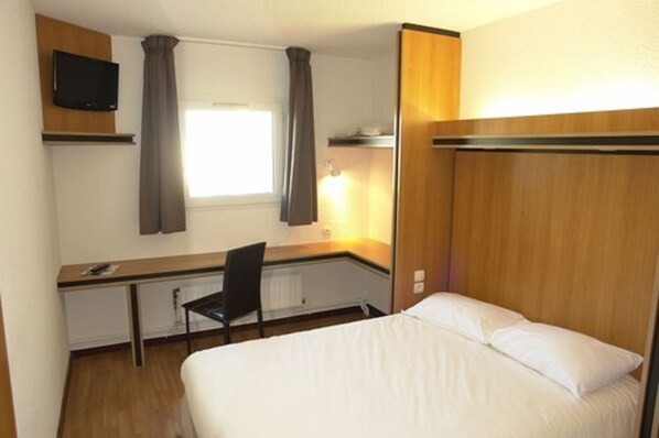 Standard Double Room | In-room safe, desk, blackout drapes, soundproofing