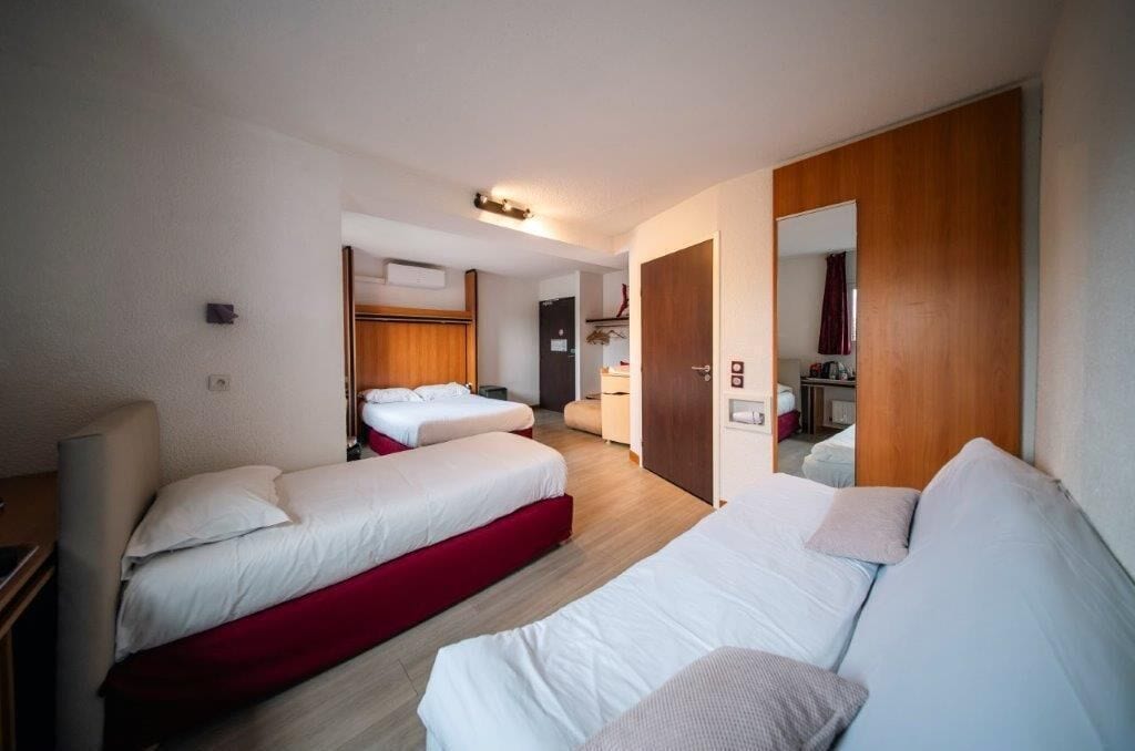 ファミリー ルーム | セーフティボックス (室内)、デスク、遮光カーテン、防音設備