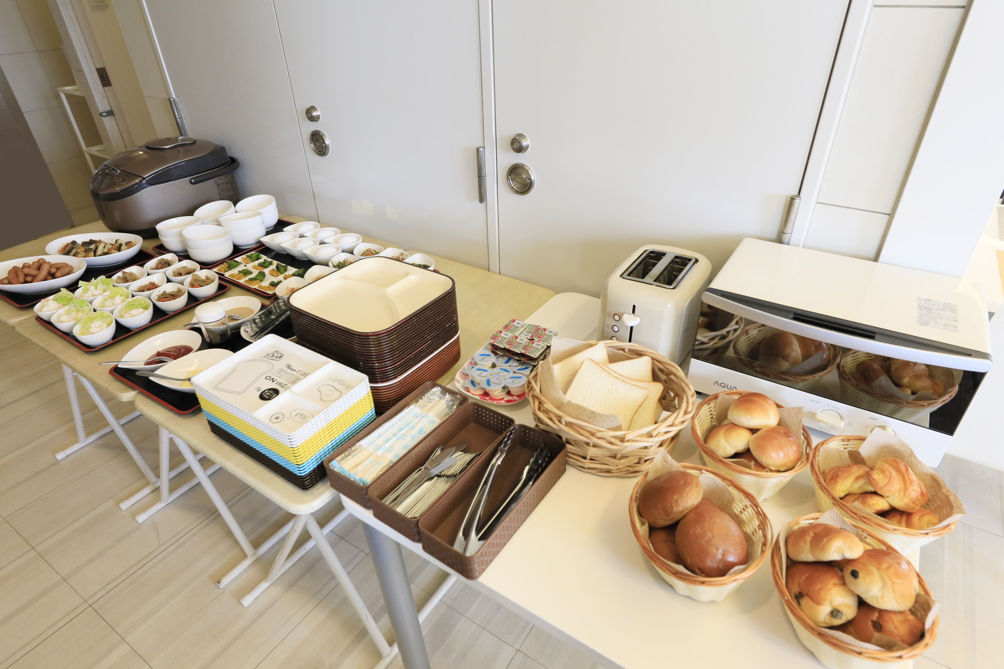 Un bufé de desayuno con diversos alimentos y utensilios.