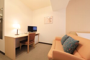 مكتب وستائر تعتيم وتجهيزات عازلة للصوت ومكواة/لوح كي