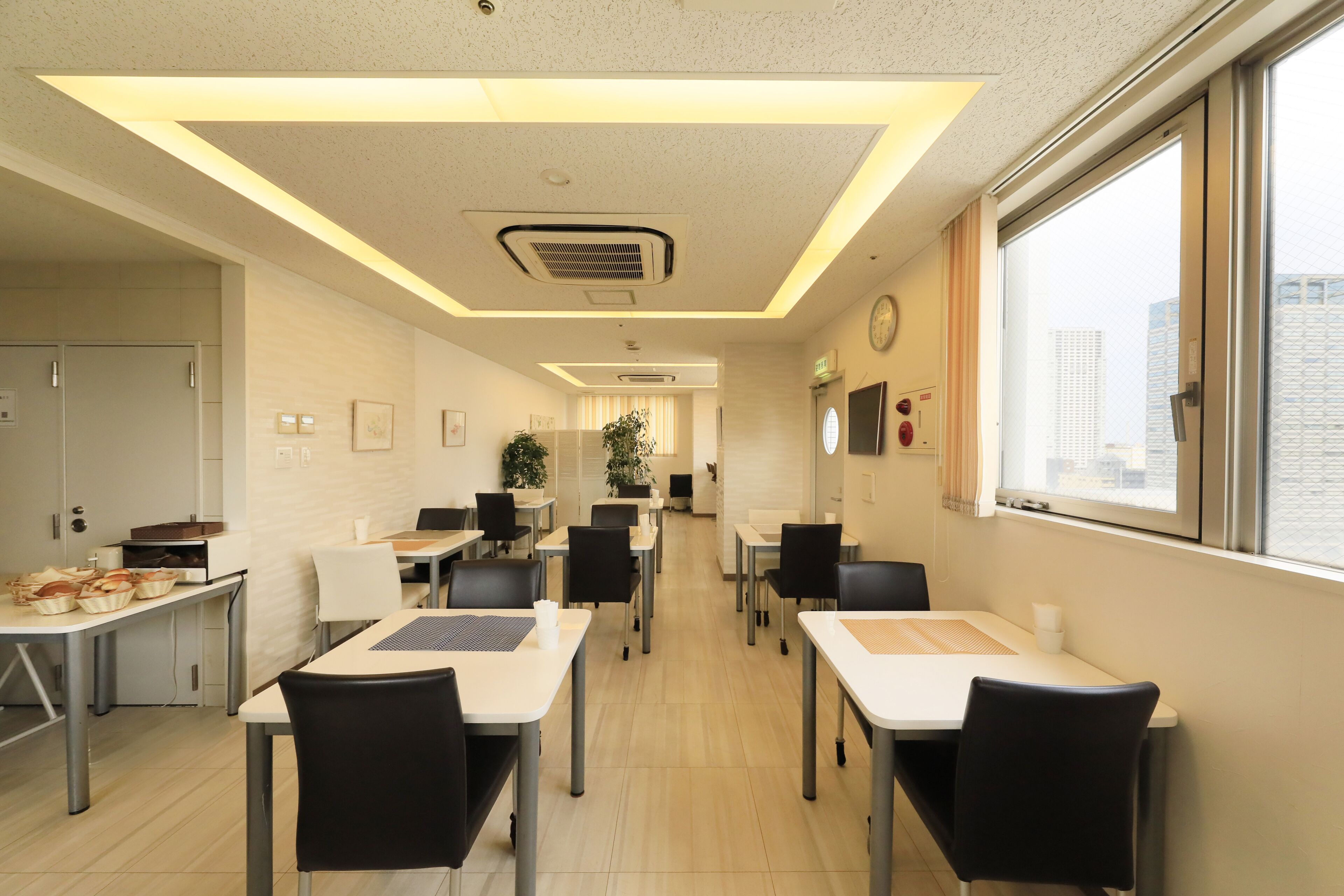 Breakfast and dinner served