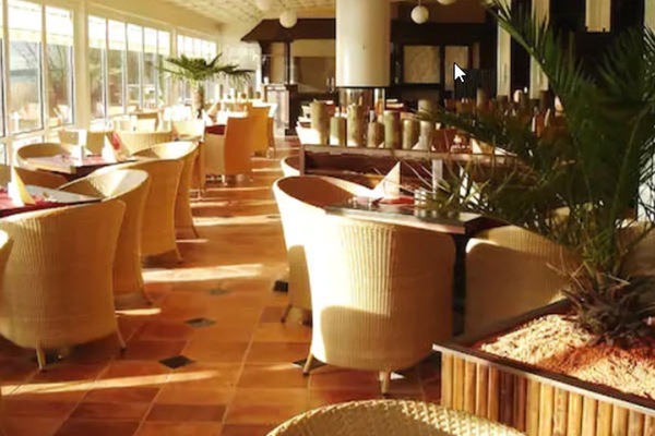 Se sirven desayunos y cocina regional (con mesas al aire libre)