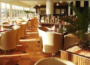 Se sirven desayunos, comidas y cocina regional con mesas al aire libre