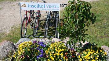 Señal de Inseilhof Vineta con bicicletas estacionadas detrás.