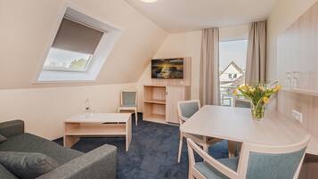 Family Room | Premium bedding, desk, free WiFi