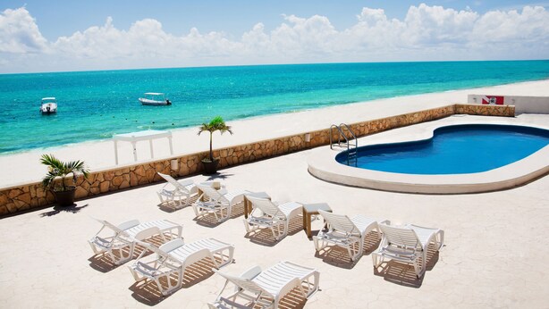 Outdoor pool, pool umbrellas - Hacienda Morelos (Puerto Morelos)
