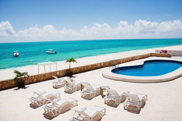 Outdoor pool, pool umbrellas - Hacienda Morelos (Puerto Morelos)