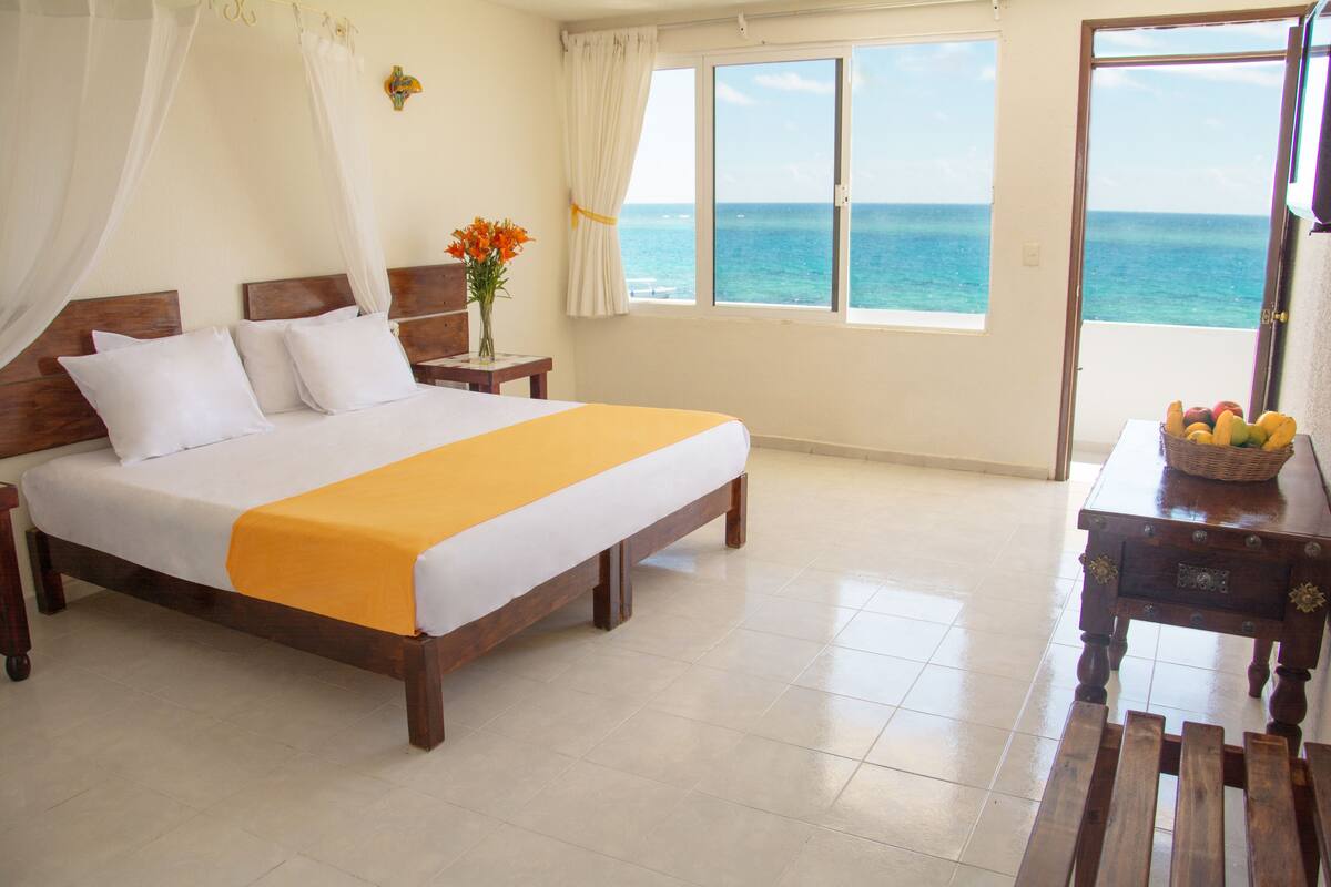 Premium bedding, desk, free WiFi