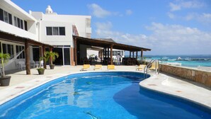 On the beach, white sand, sun loungers, beach umbrellas - Hacienda Morelos (Puerto Morelos)