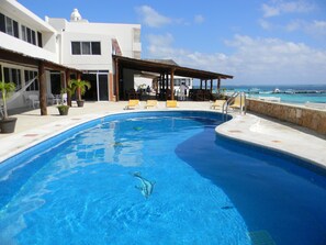 On the beach, white sand, sun loungers, beach umbrellas - Hacienda Morelos (Puerto Morelos)