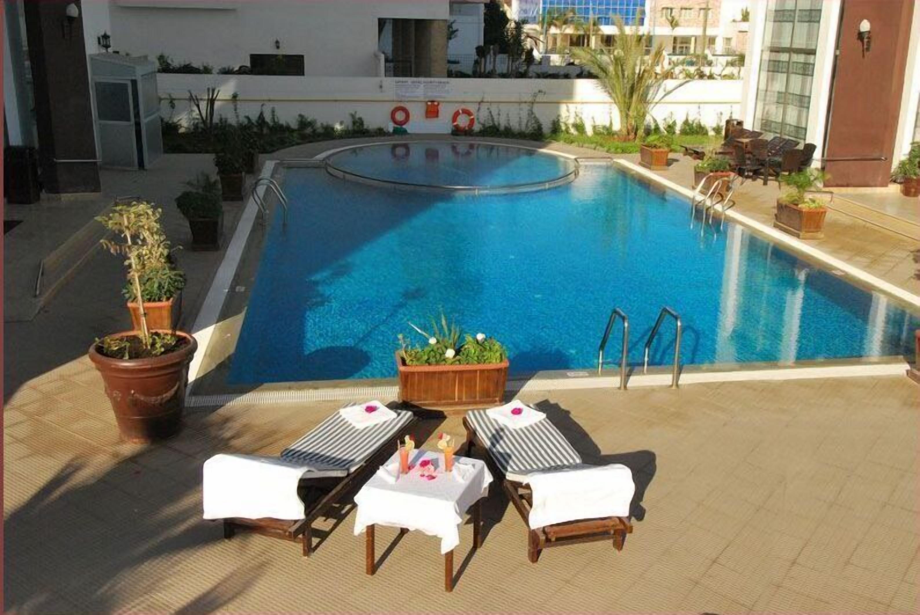 Kolam renang outdoor, dengan kursi berjemur