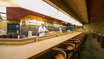 3 restaurants; breakfast, lunch, and dinner served