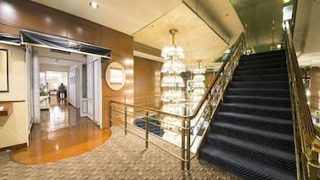 3 間餐廳;供應早餐、午餐、晚餐;美國菜