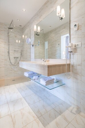Designer-Toilettenartikel, Haartrockner, Bademäntel, Handtücher