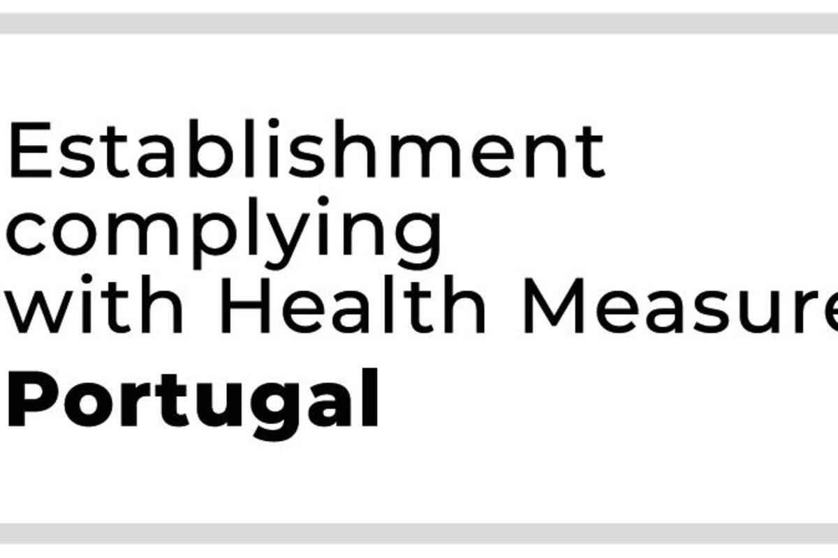 Une banderole portant les inscriptions « Propre et sûr » et « Établissement respectant les mesures sanitaires du Portugal ».