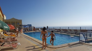 Outdoor pool, free cabanas, sun loungers - Hotel Praia Azul (Torres Vedras)