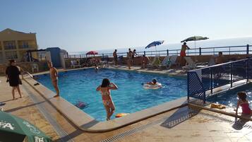Una piscina al aire libre, camas de piscina gratis