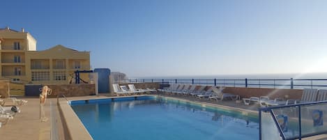 Una piscina al aire libre, camas de piscina gratis