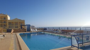 Outdoor pool, free cabanas, sun loungers