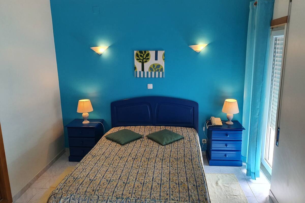 Decoración personalizada, escritorio y tabla de planchar con plancha