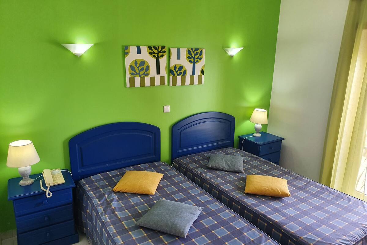 Decoración personalizada, escritorio y tabla de planchar con plancha