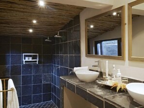 Flycatcher Villa | Bathroom | Free toiletries