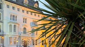 Un hotel histórico con arquitectura clásica, una entrada imponente y una fachada bien conservada.