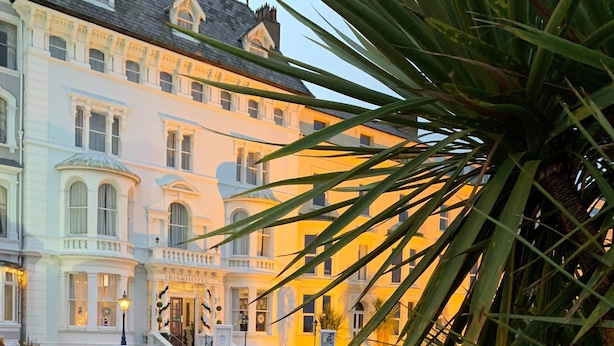 Ein historisches Hotel mit klassischer Architektur, einem prachtvollen Eingang und einer gepflegten Fassade.