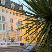 Iris Hotel