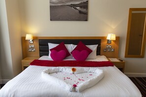 Habitación básica | Escritorio, tabla de planchar con plancha, ropa de cama